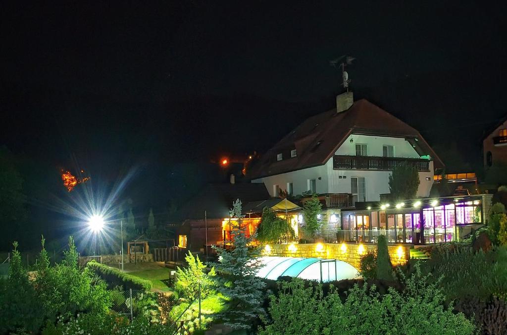 Penzion V Hluboke A Department Glamp Vsetín Exterior photo