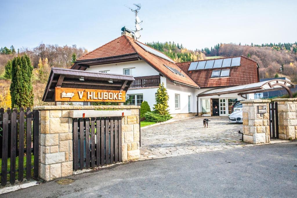 Penzion V Hluboke A Department Glamp Vsetín Exterior photo